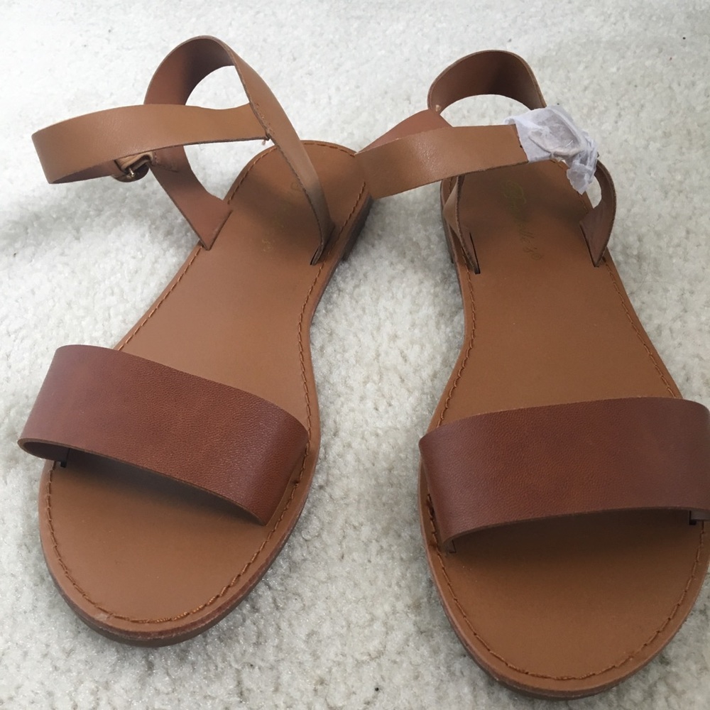Breckelle’s Leather Strap Sandals